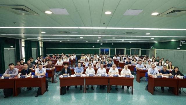 聚焦新质生产力《2024年中中国宏观经济形势分析与预测》发布(图1) 聚焦新质生产力《2024年中中国宏观经济形势分析与预测》发布(图1)